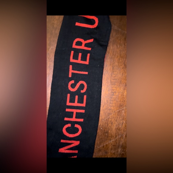 Manchester United scarf - Picture 9 of 11